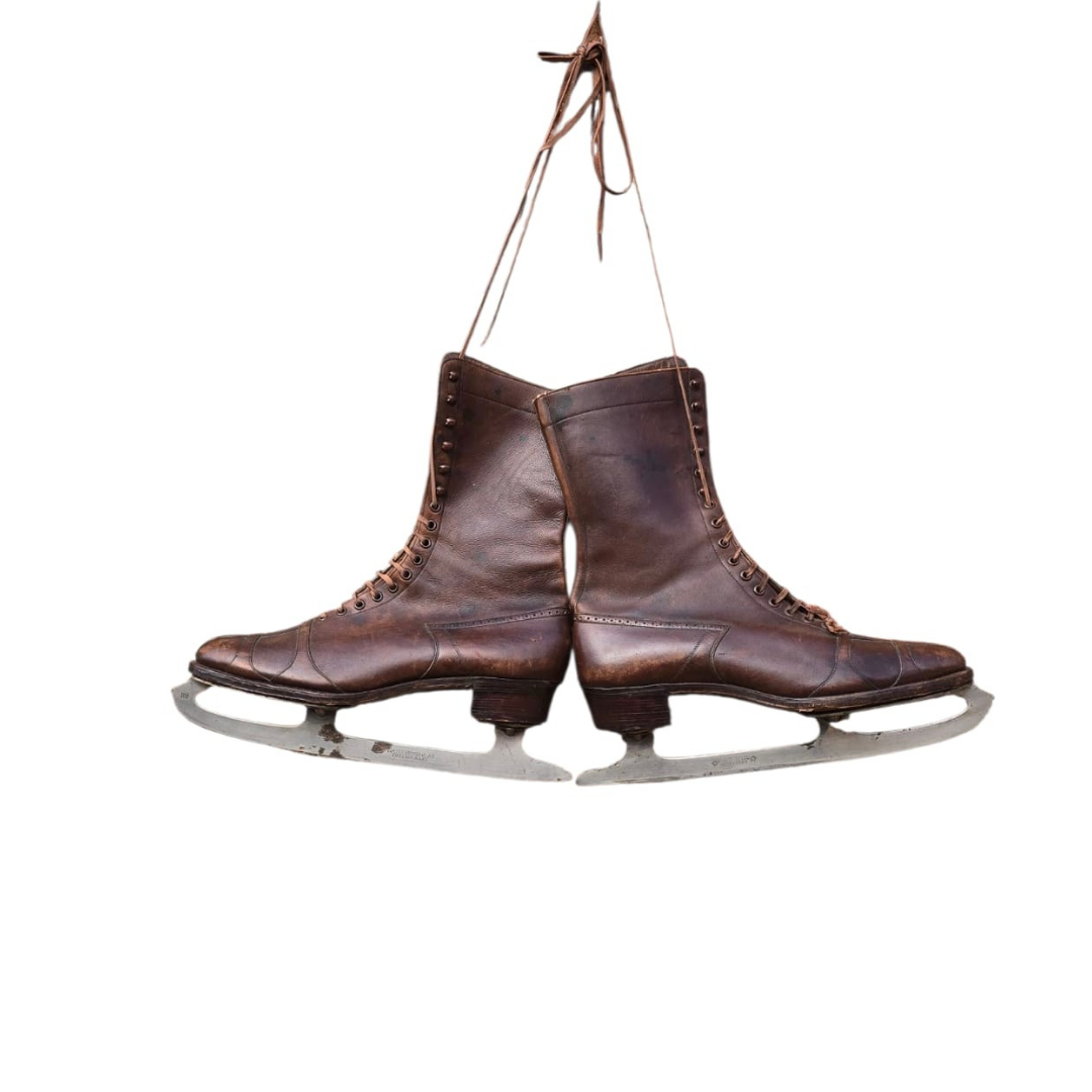 Vintage Decorative Ice Skates - Brown Leather - Christmas Decor